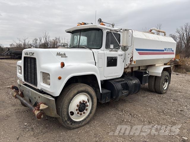 Mack R690T Water tankers