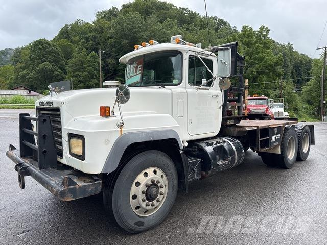 Mack RD688S Flatbed/Dropside trucks