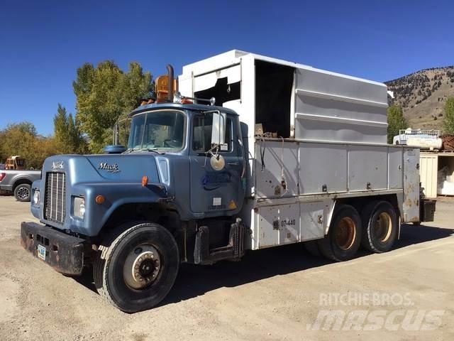 Mack U600 Municipal / general purpose vehicles