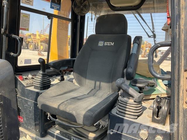 SEM 822D Crawler dozers