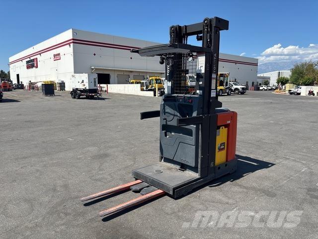 Toyota 8BPU15 Medium lift order picker