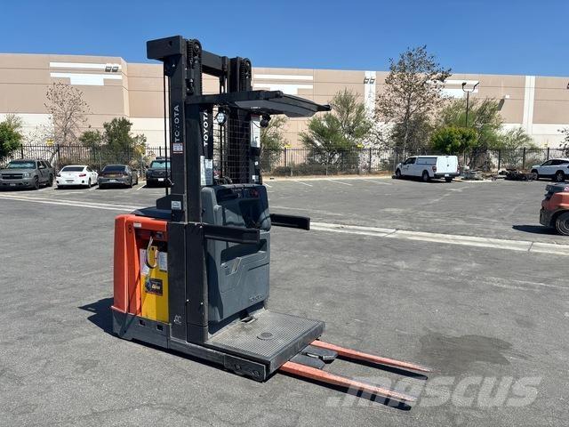 Toyota 8BPU15 Medium lift order picker