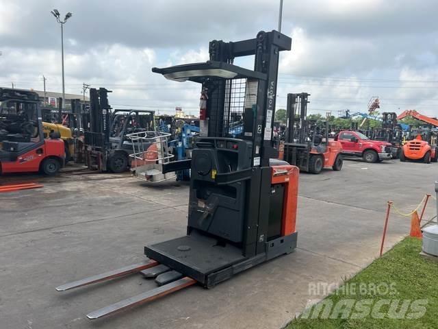 Toyota 8BPUE15 Medium lift order picker