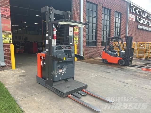 Toyota 8BPUE15 Medium lift order picker