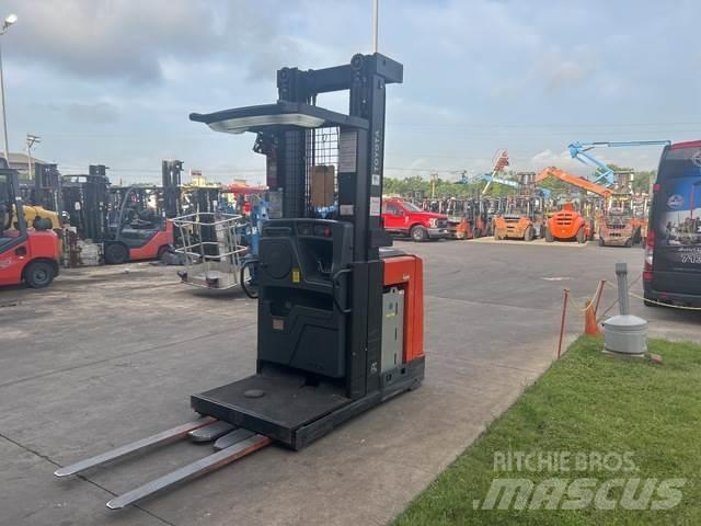 Toyota 8BPUE15 Medium lift order picker