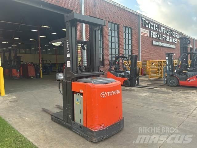 Toyota 8BPUE15 Medium lift order picker