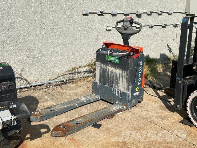 Toyota 8HBW23 Hand pallet truck