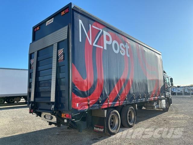UD CW 26 390 Tautliner/curtainside trucks