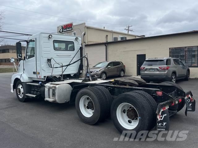 Volvo VNL64T Truck Tractor Units