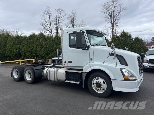 Volvo VNL64T Truck Tractor Units