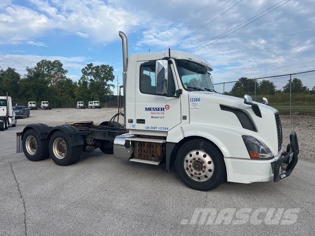 Volvo VNL64T Truck Tractor Units