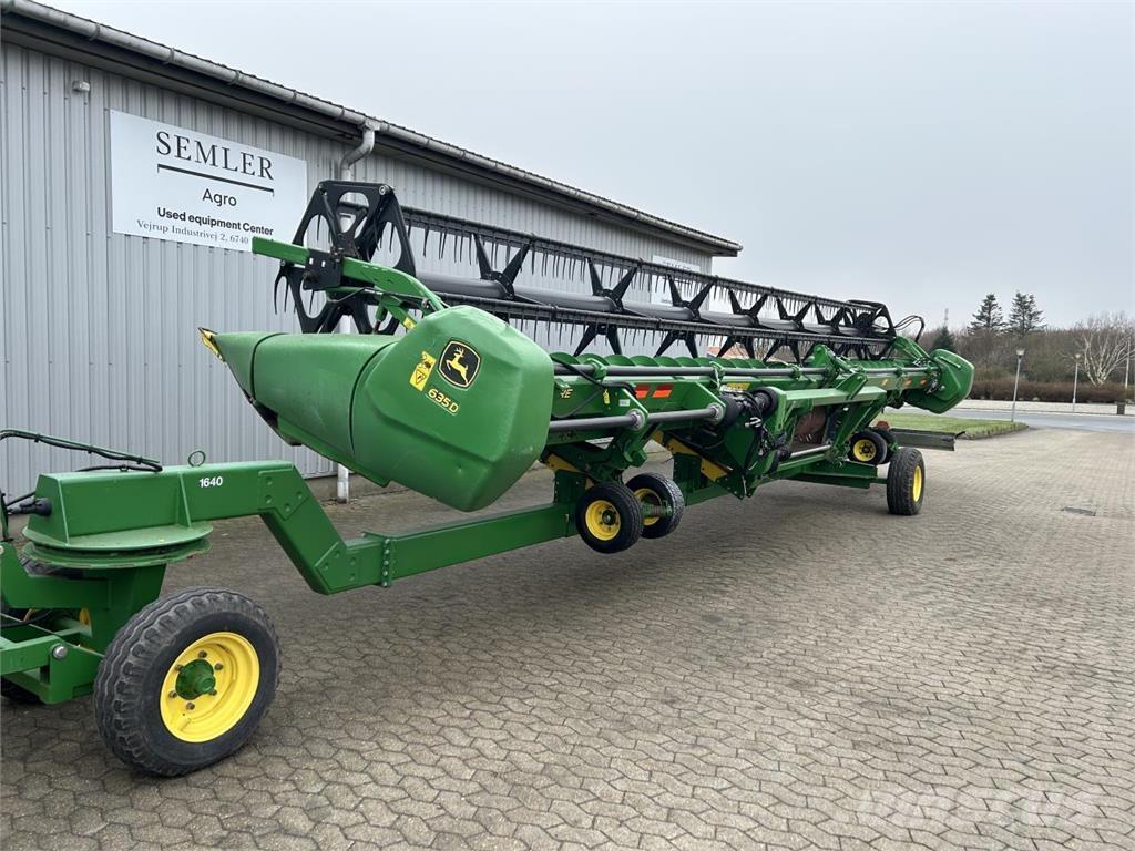 John Deere 635D Combine harvester heads