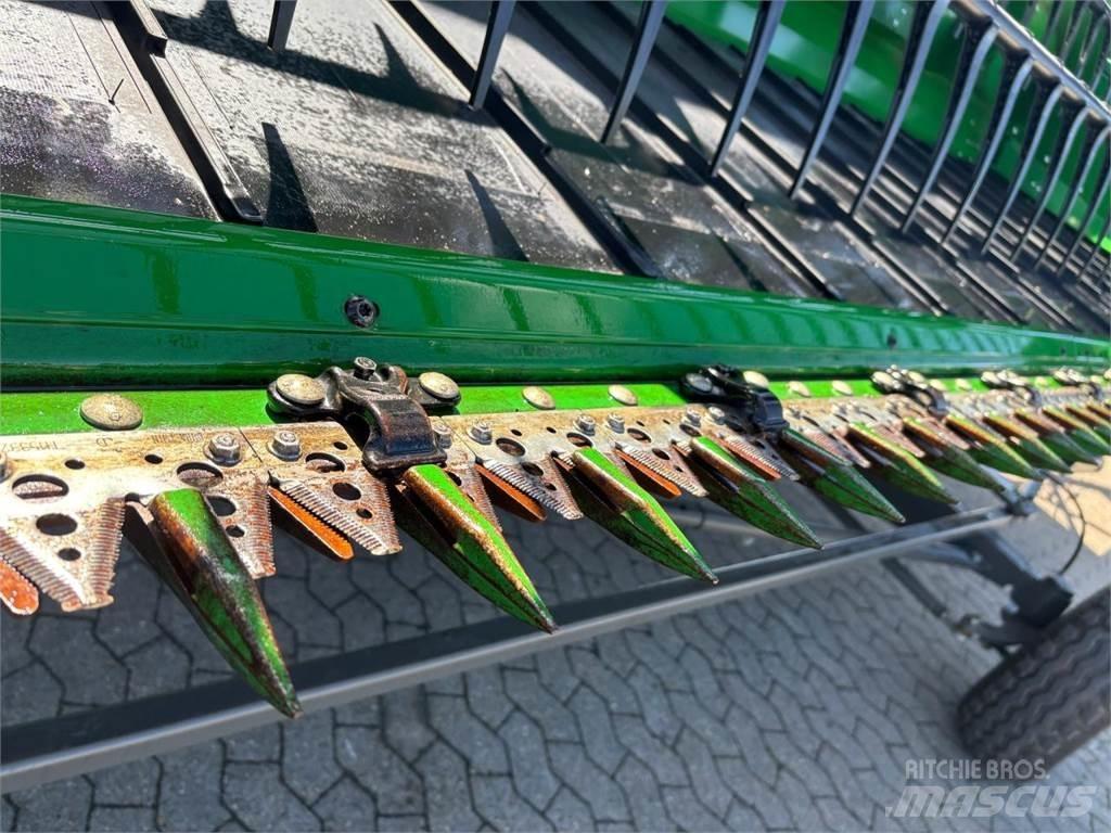 John Deere 735D Combine harvester heads