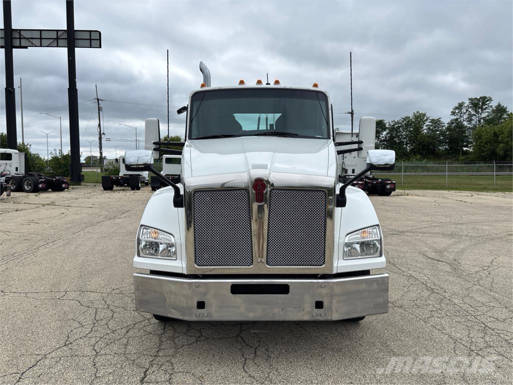 Kenworth T880 Truck Tractor Units