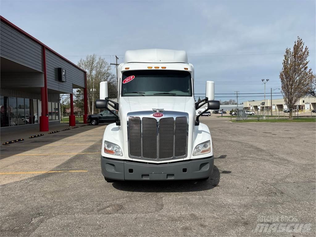 Peterbilt 579 Truck Tractor Units