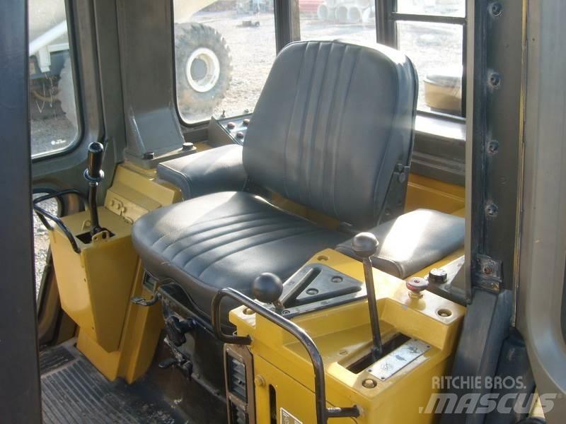 CAT 943 Crawler FEL's