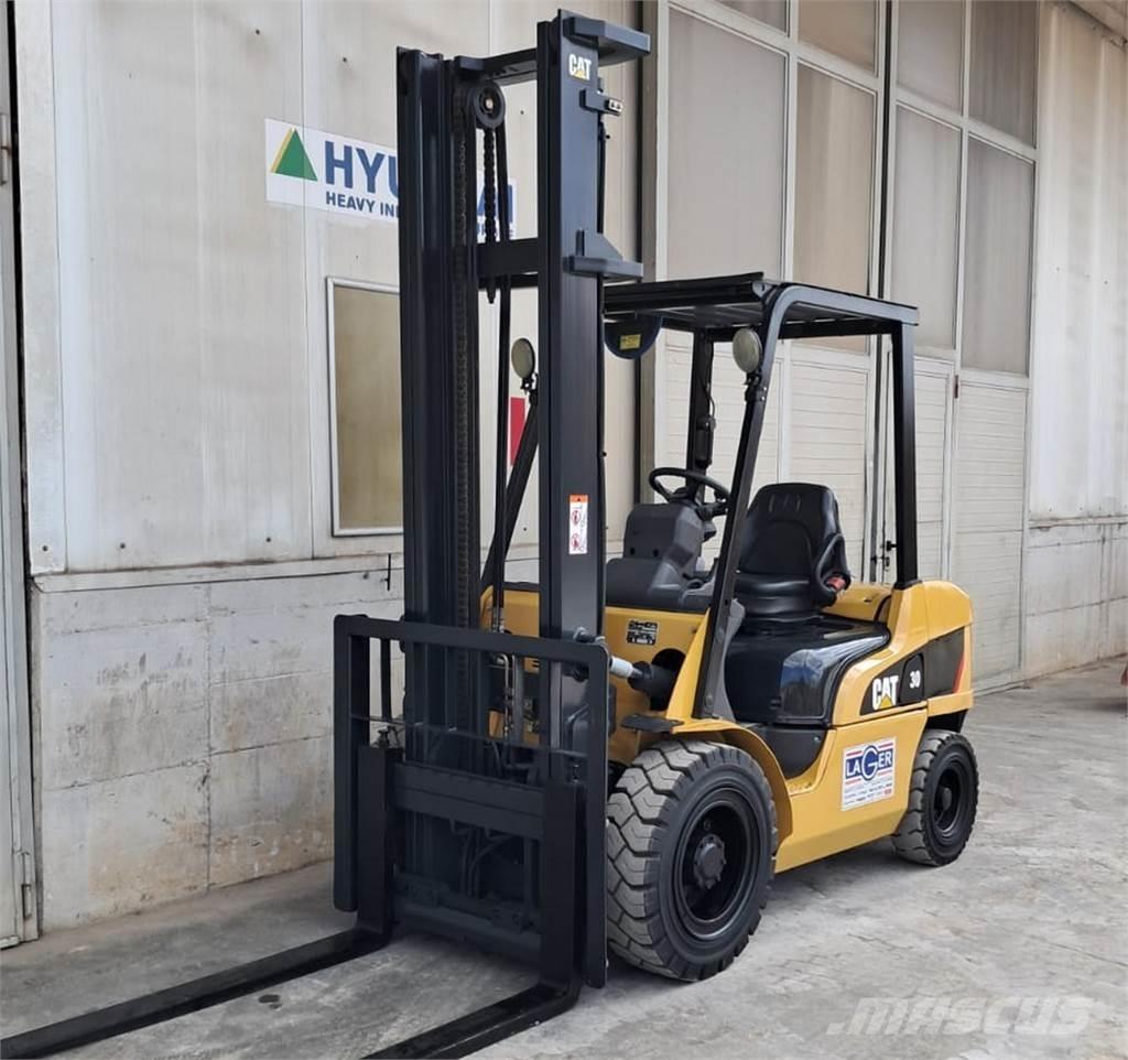 CAT DP30NT Diesel trucks