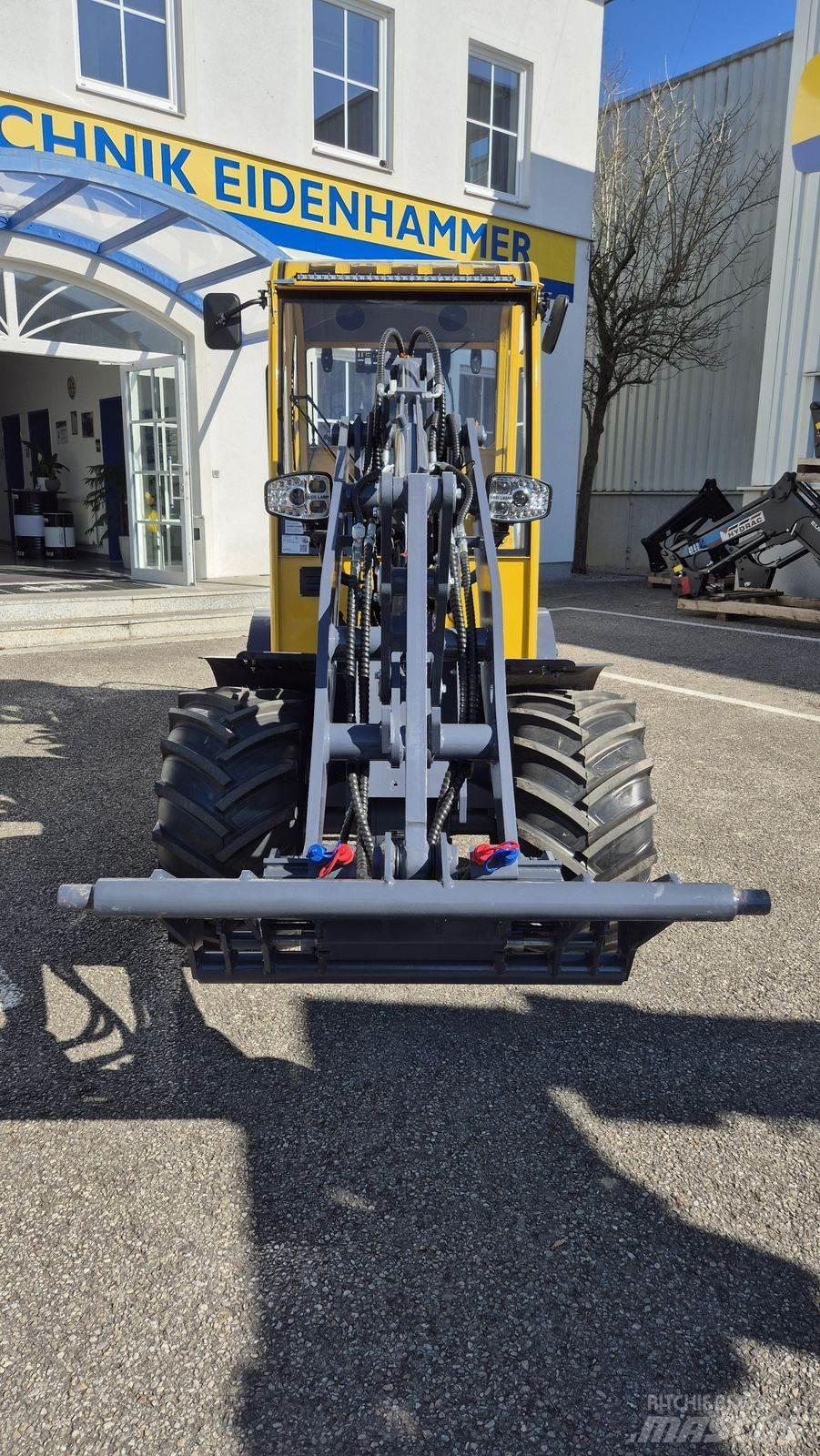 Eurotrac W12 s FEL`s
