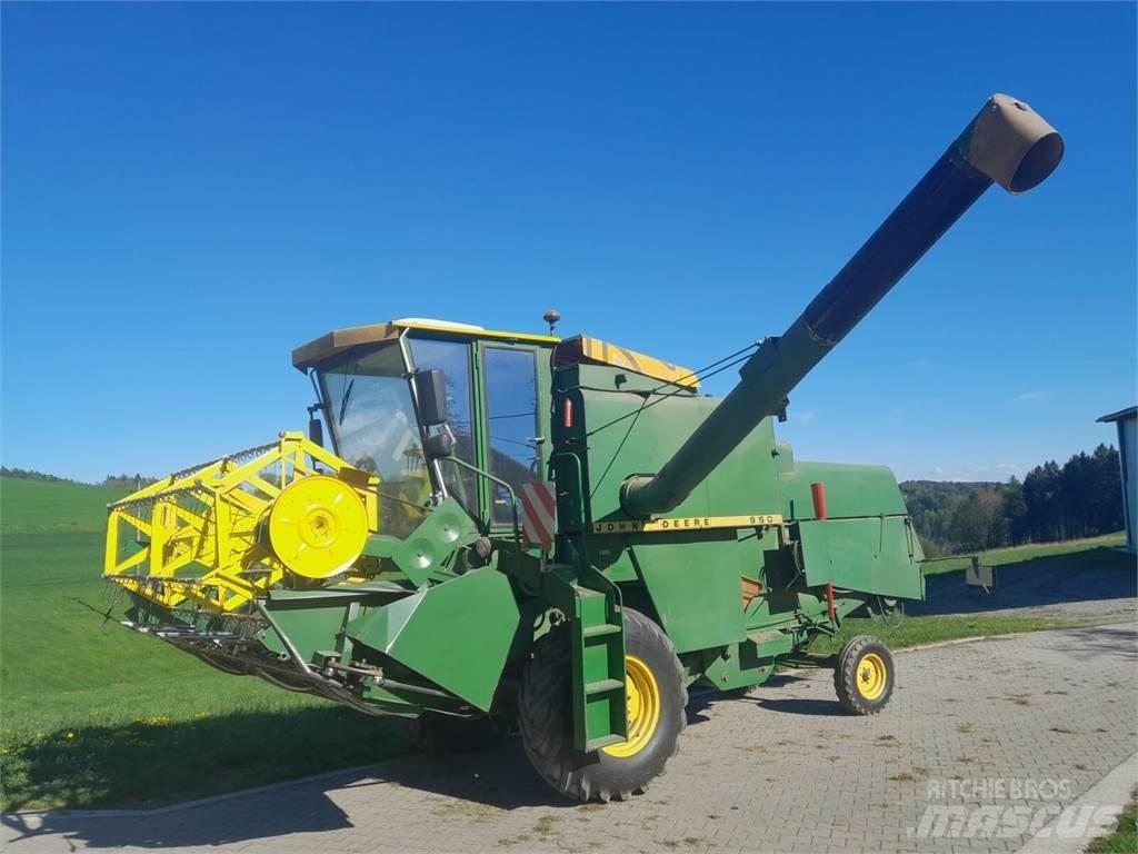 John Deere 950 Combine harvesters