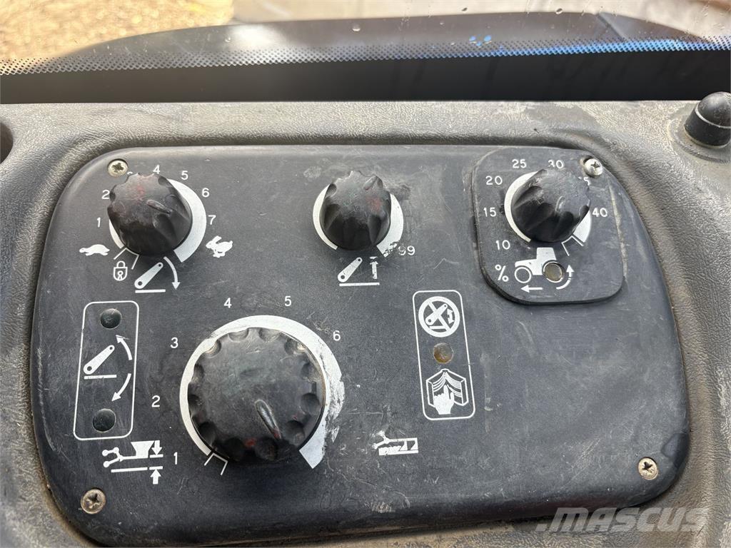 New Holland TS115 Tractors