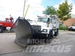 Mack RD688S Snow blades and plows