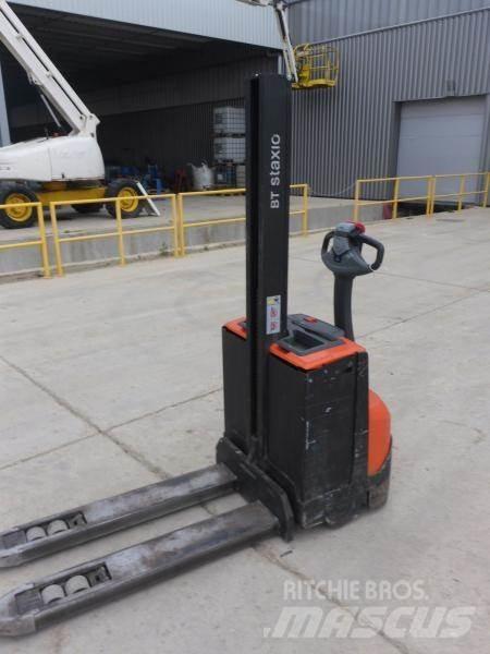 BT SWE080L Pedestrian stacker