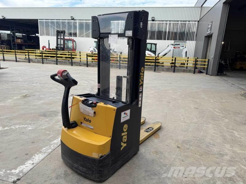 Yale MS16 IL Pedestrian stacker