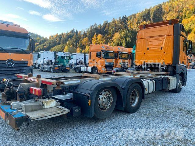 Mercedes-Benz 2542 Chassis Cab trucks