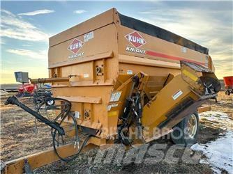 Kuhn 4142 Mixer feeders