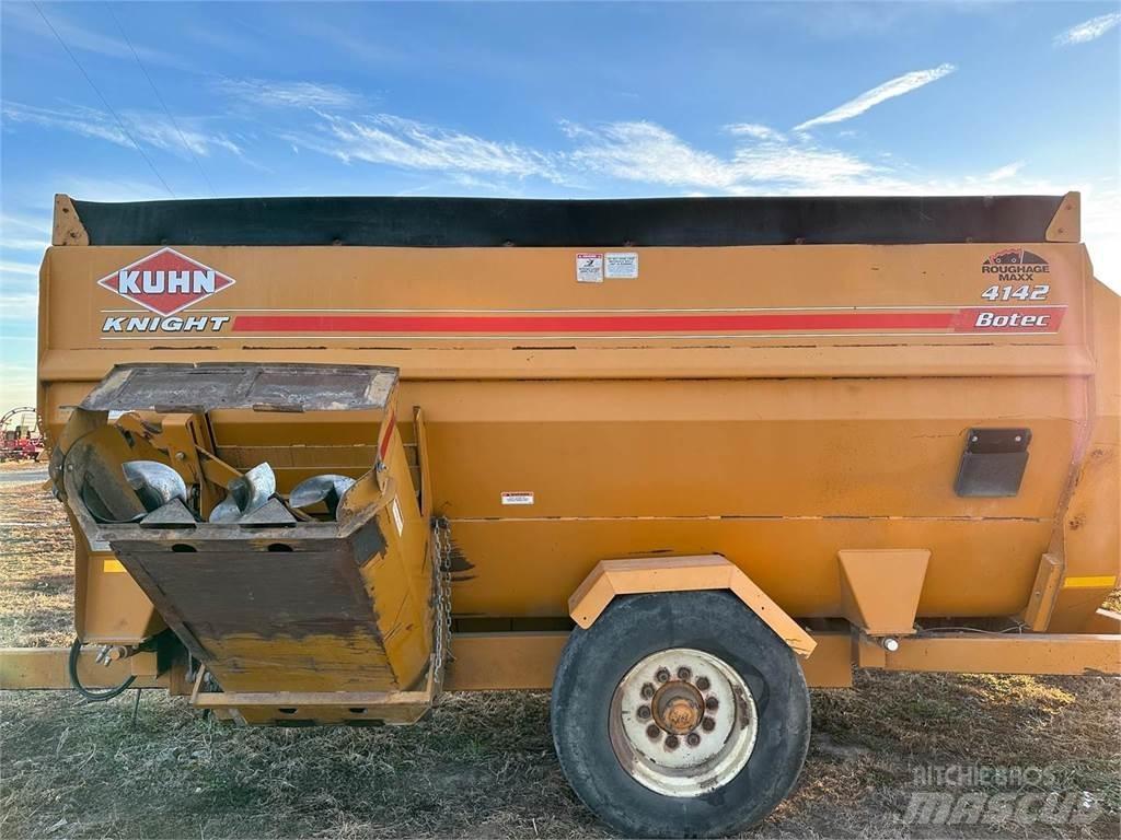 Kuhn 4142 Mixer feeders
