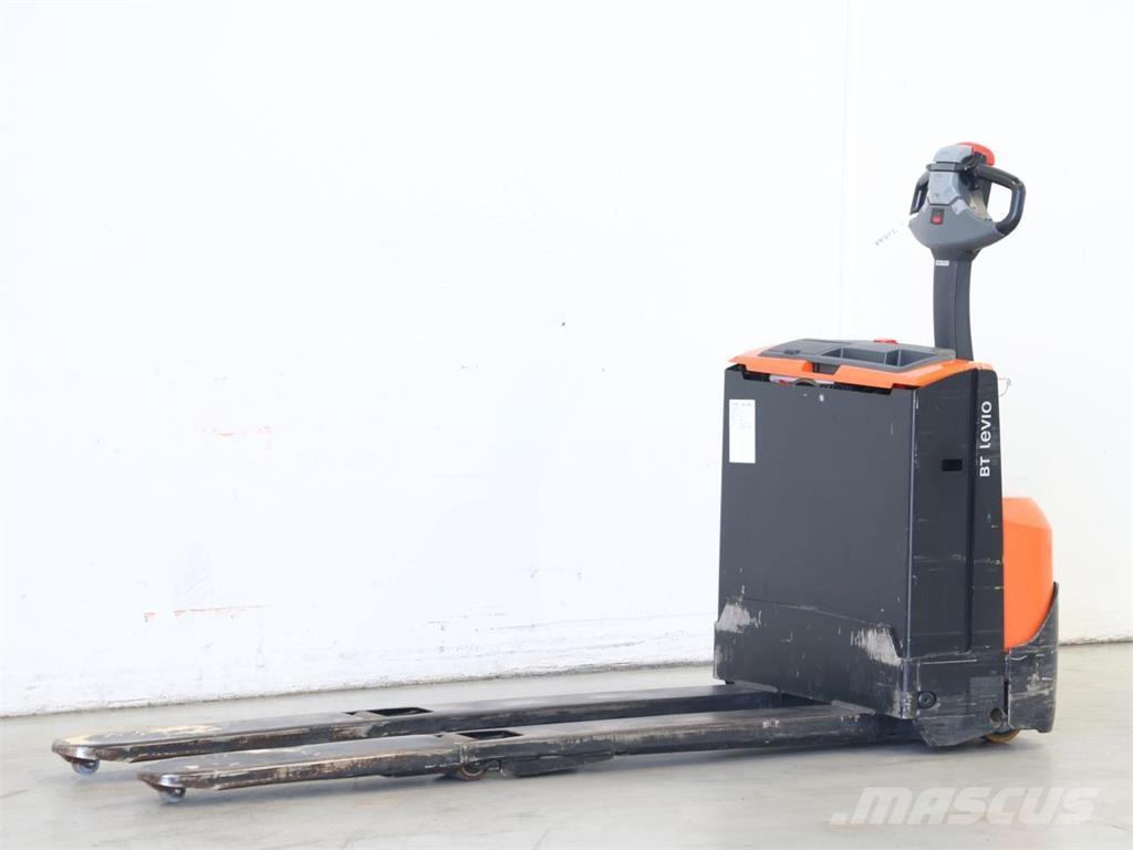 BT LWE160 Pedestrian stacker