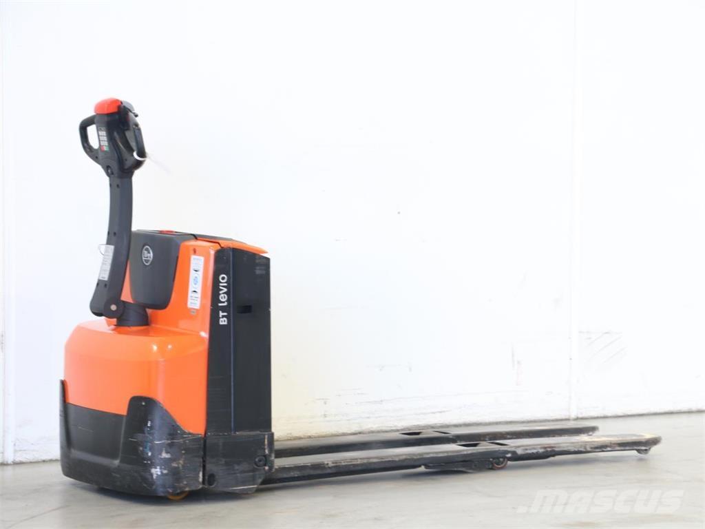 BT LWE160 Pedestrian stacker