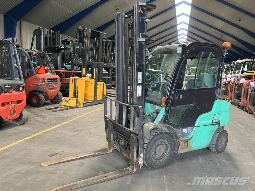 Mitsubishi FD25N Diesel trucks