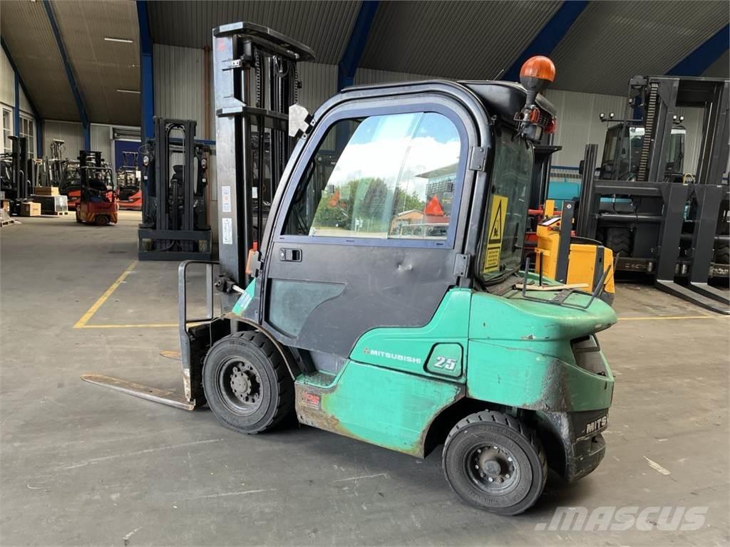 Mitsubishi FD25N Diesel trucks