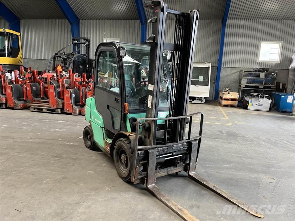 Mitsubishi FD25N Diesel trucks
