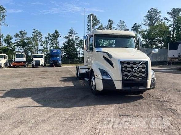 Volvo VNL64T300 Truck Tractor Units
