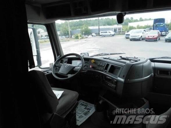 Volvo VNL64T860 Truck Tractor Units