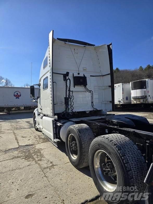 Volvo VNL64T860 Truck Tractor Units