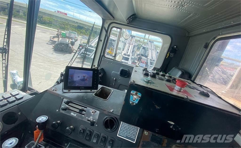 Mack MR688S Waste trucks