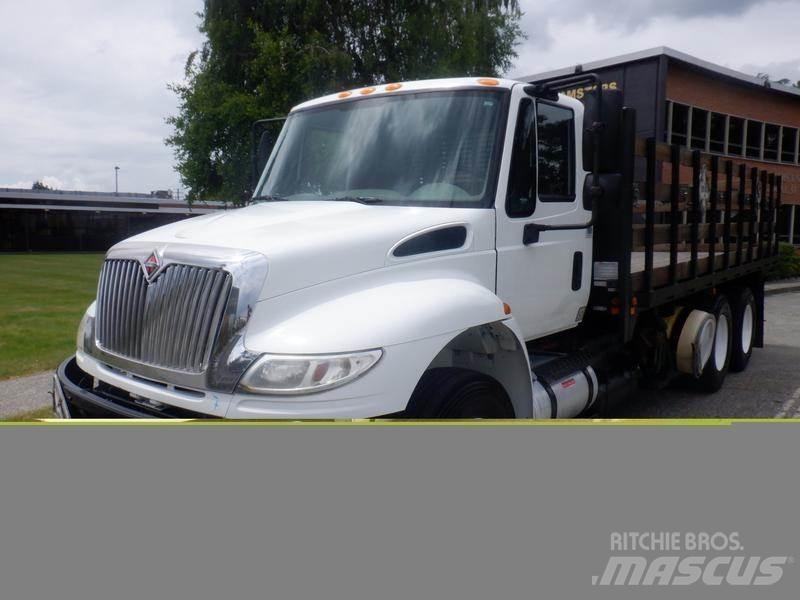 International 4400 Flatbed/Dropside trucks