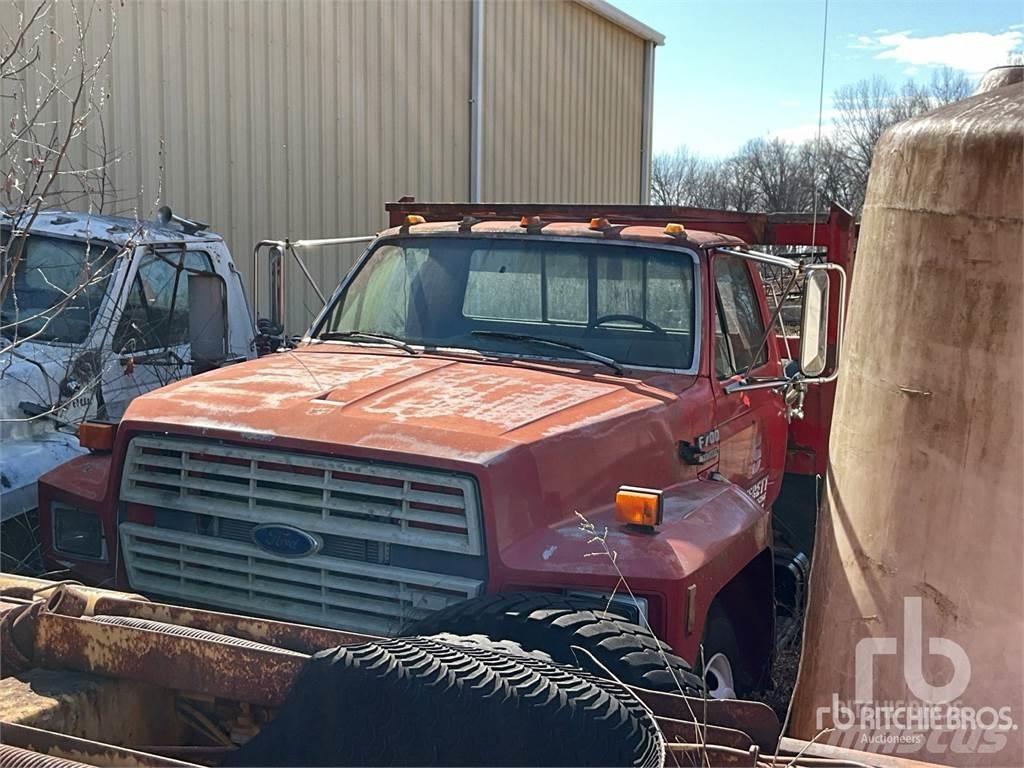 Ford F-700 Flatbed/Dropside trucks