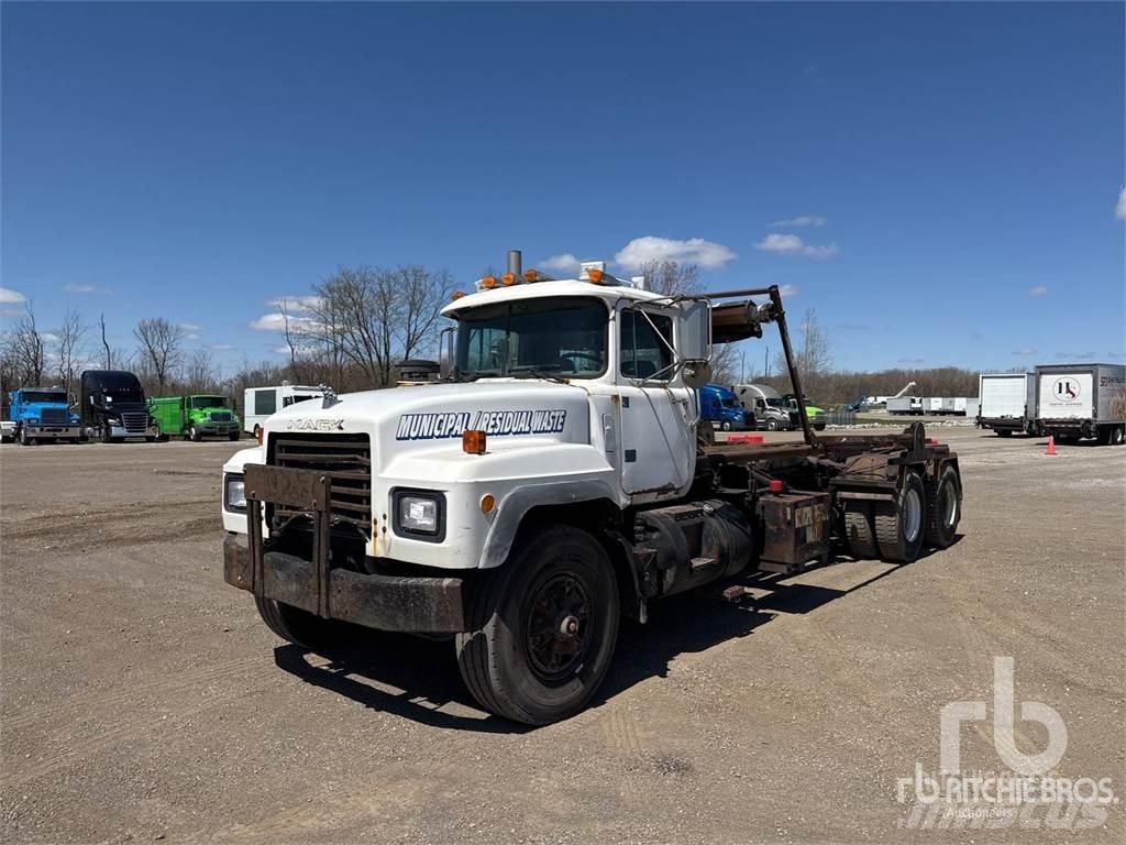 Mack RD688S Demountable trucks