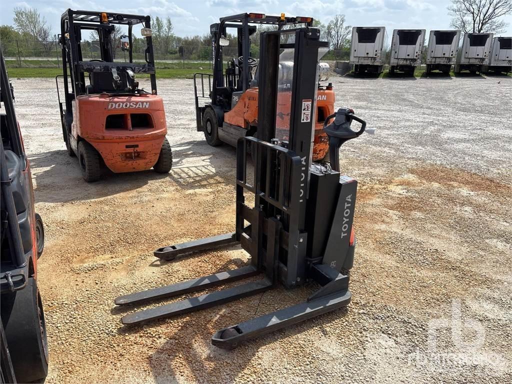 Toyota 8BWS13 Pallet racks