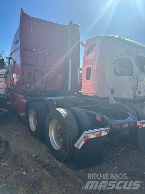 Volvo VNL64T670 Truck Tractor Units