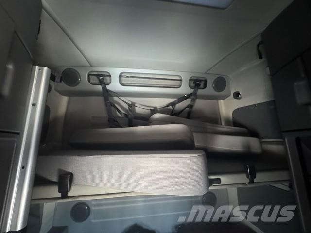 Volvo VNL64T670 Truck Tractor Units