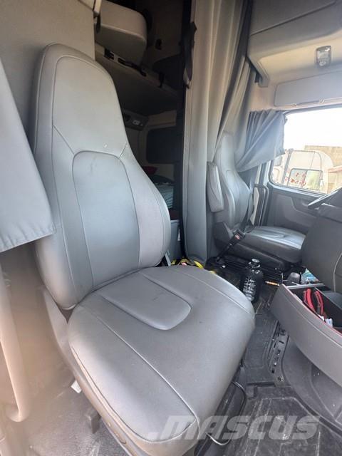 Volvo VNL64T670 Truck Tractor Units