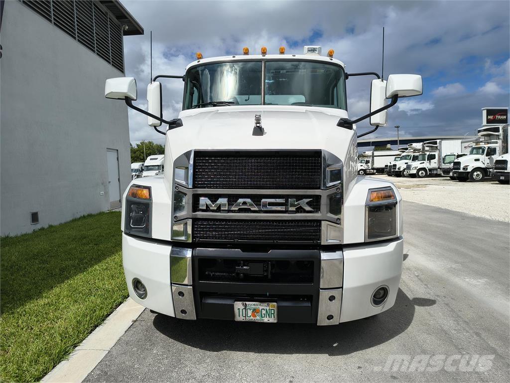 Mack AN64T Truck Tractor Units