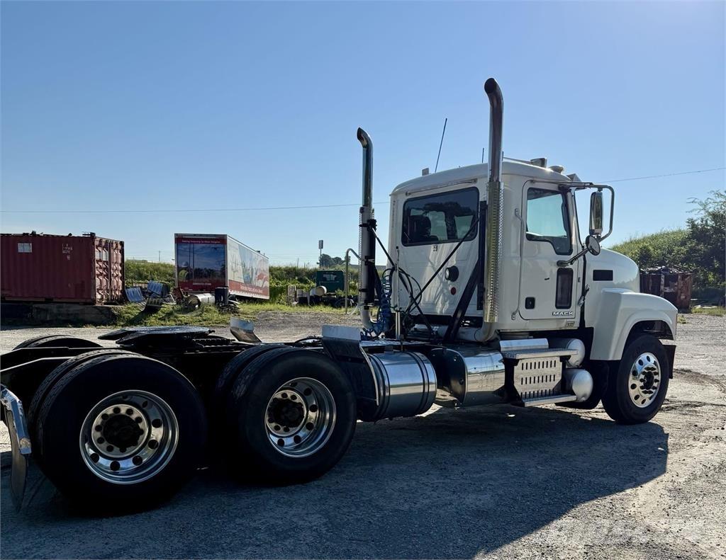 Mack CHU613 Truck Tractor Units