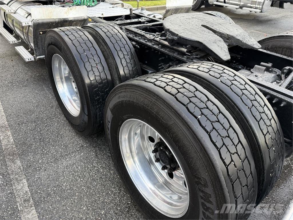 Mack CHU613 Truck Tractor Units