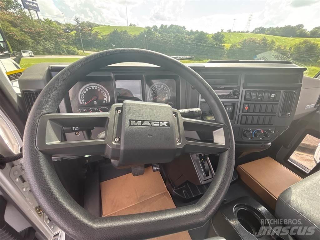 Mack MD6 42R Chassis Cab trucks